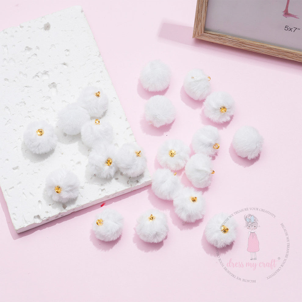 Dress My Craft Snow White Pom Poms With Loop dmcfa5695