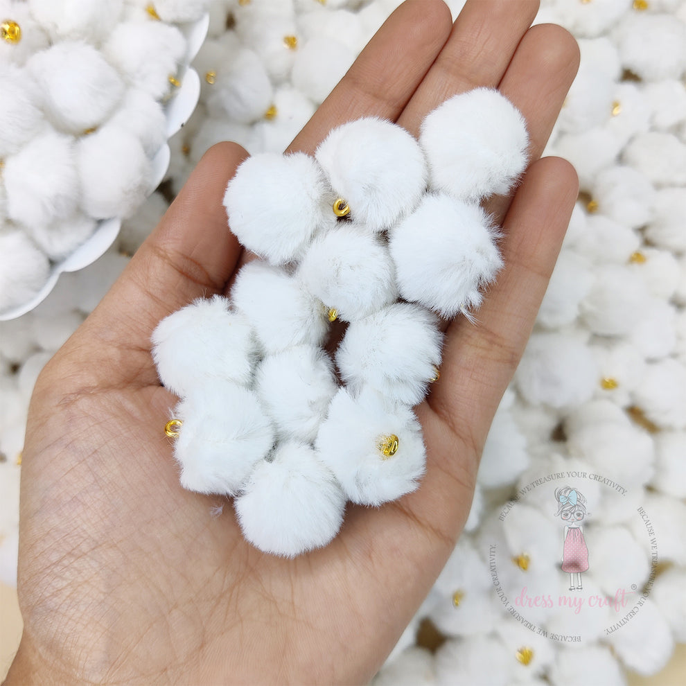 Dress My Craft Snow White Pom Poms With Loop dmcfa5695 Detailed Image